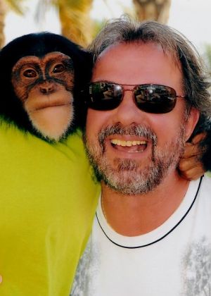 Dieter mit Schimpansen